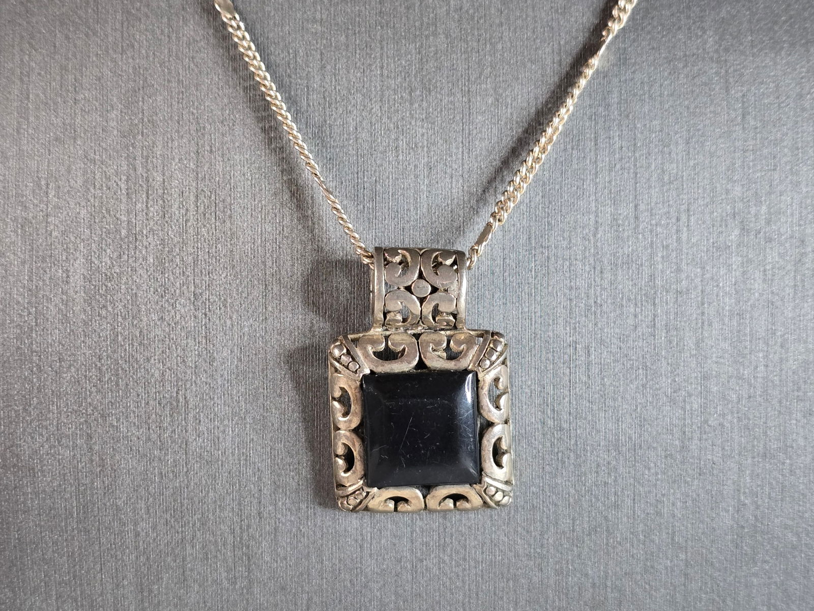 Womens Vintage Estate Sterling Silver Onyx Pendant Necklace: A WOMENS VINTAGE ESTATE STERLING SILVER ONYX PENDANT WITH NECKLACE, THAT WEIGHS 12.7g. THE NECKLACE MEASURES 17 1/2" LONG, AND THE PENDANT MEASURES 1 1/4" LONG BY 7/8" WIDE. ANY QUESTIONS PLEASE DONT