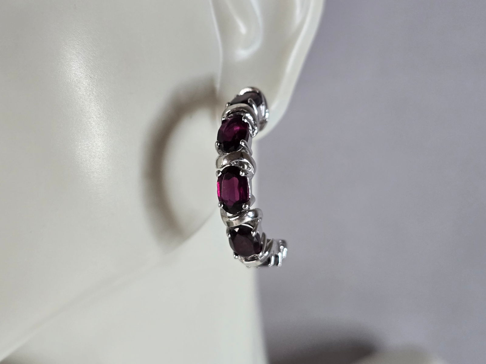 Womens Vintage Estate Sterling Silver Earrings: A PAIR OF WOMENS VINTAGE ESTATE STERLING SILVER EARRINGS. NOT SURE IF STONES ARE NATURAL OR MAN MADE. THE EARRINGS WEIGH 6.3g AND MEASURE 1" BY 3/16". ANY QUESTIONS PLEASE DO NOT HESITATE TO ASK. BE S