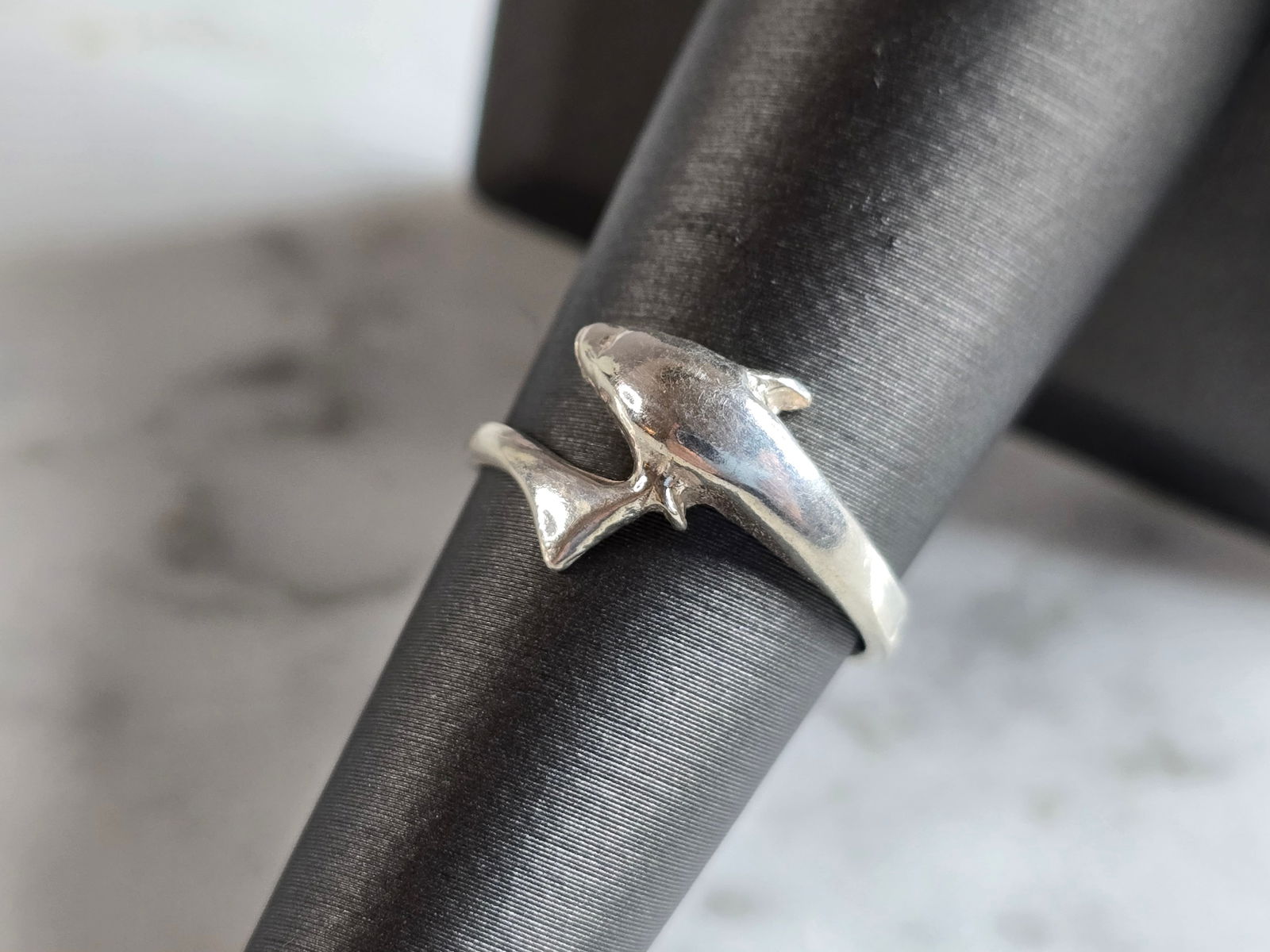Womens Vintage Estate Sterling Silver Dolphin Ring: A WOMENS VINTAGE ESTATE STERLING SILVER DOLPHIN RING. THE TOTAL WEIGHT IS 2.5g, AND IS A SIZE 6.0. THE WIDTH OF THE RING IS 3/8". WOULD MAKE A GREAT GIFT FOR SOMEONE SPECIAL. ANY QUESTIONS PLEASE DO N
