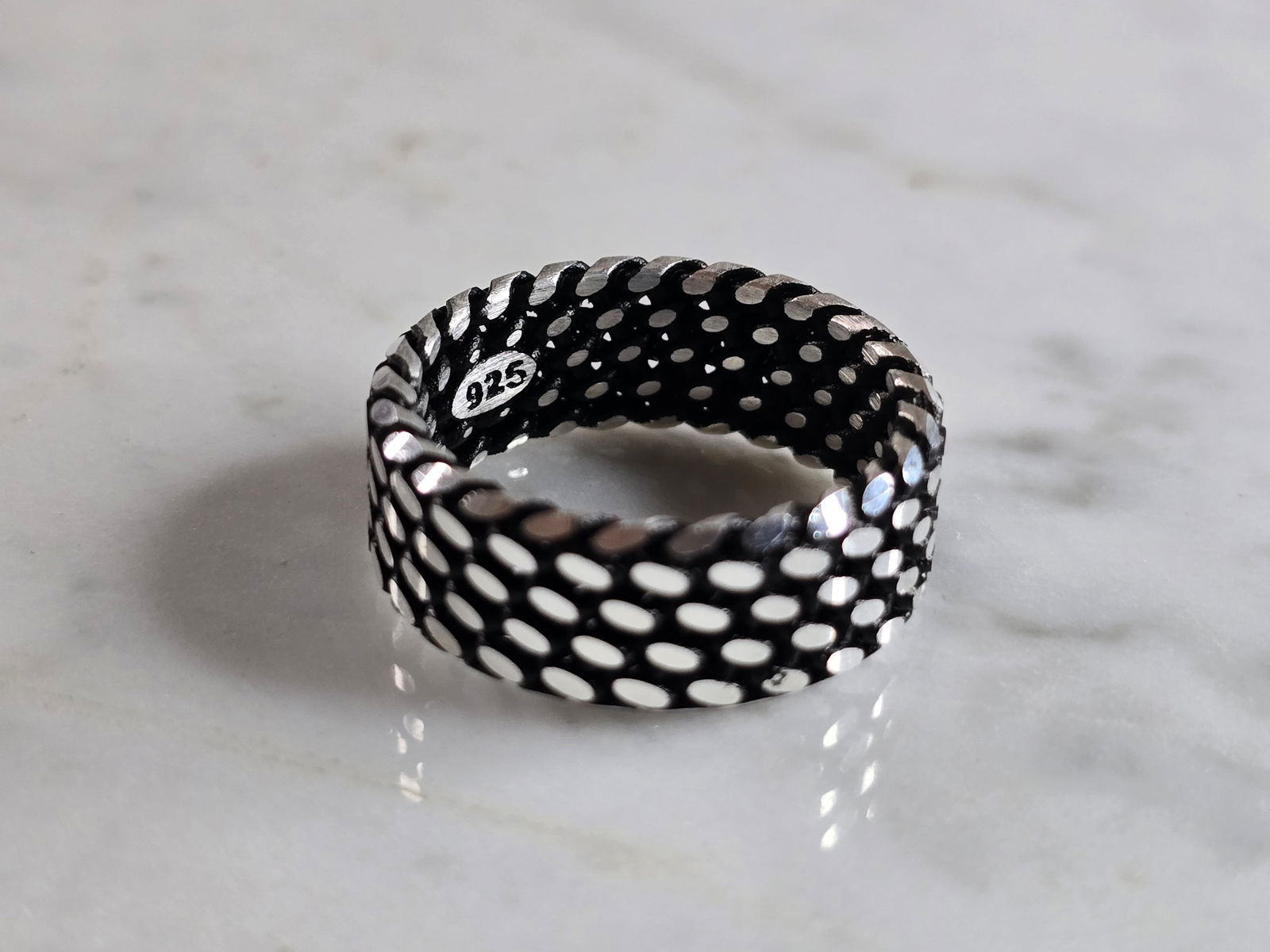 Mens Estate Sterling Silver Modernist Scales Band Ring: A MENS ESTATE STERLING SILVER MODERNIST SCALES BAND RING. THE RING WEIGHS 8.2g AND IS A SIZE 11.25. BAND MEASURES 5/16" WIDE. THIS RING WOULD BE A WONDERFUL GIFT FOR THAT SPECIAL SOMEONE. ANY QUESTION