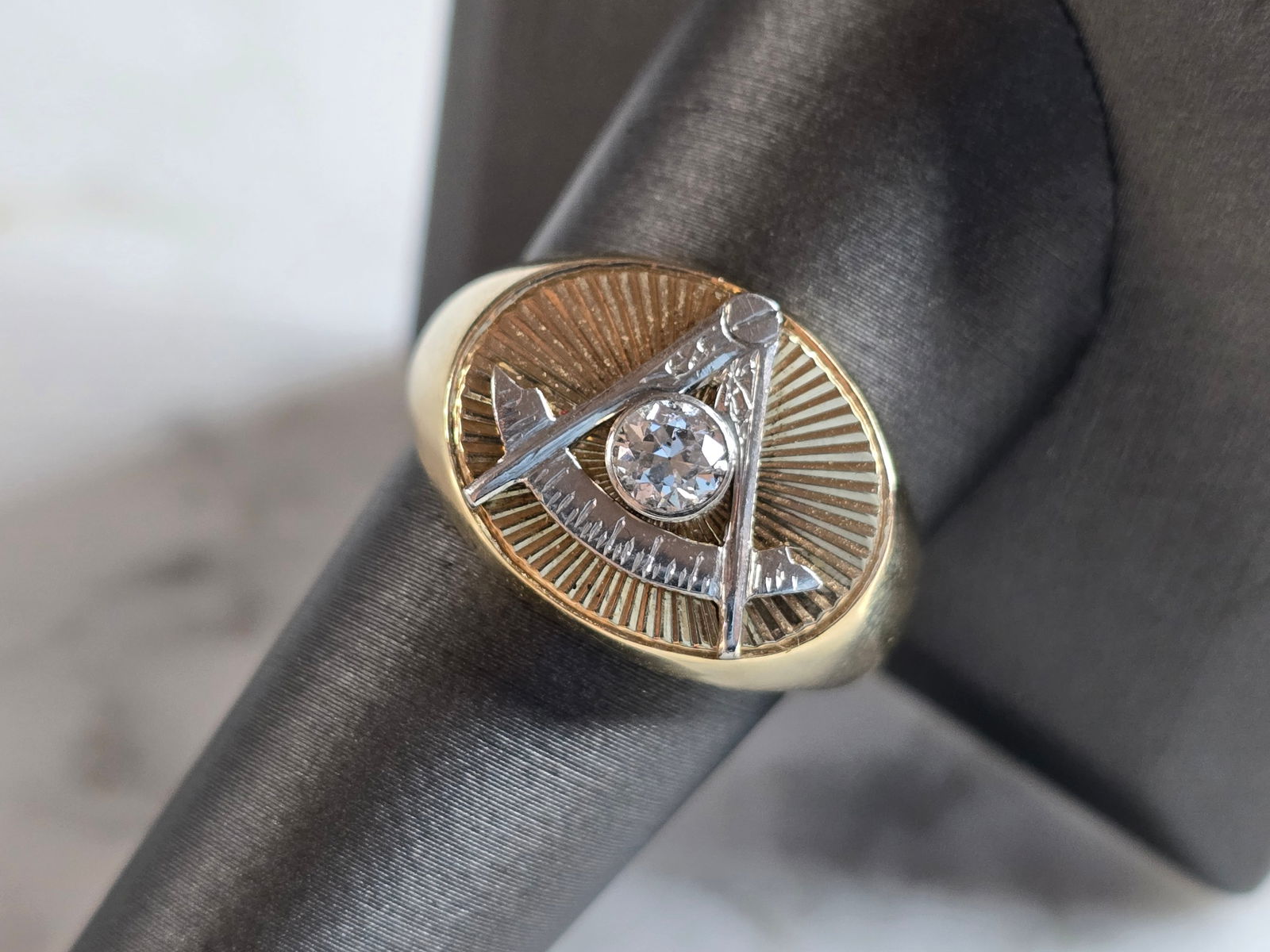 Mens Vintage Estate 14K Gold Free Masons Diamond Ring WWII Era: A MENS VINTAGE ESTATE 14K YELLOW GOLD FREE MASON'S RING. THE RING IS A SIZE 10.0 AND WEIGHS 15.9g. RING HAS SOME PERSONALIZATION ON THE INSIDE "JAMES ALLAN JR W.M. 1945". THE DIAMOND IS ABOUT 0.20cts.