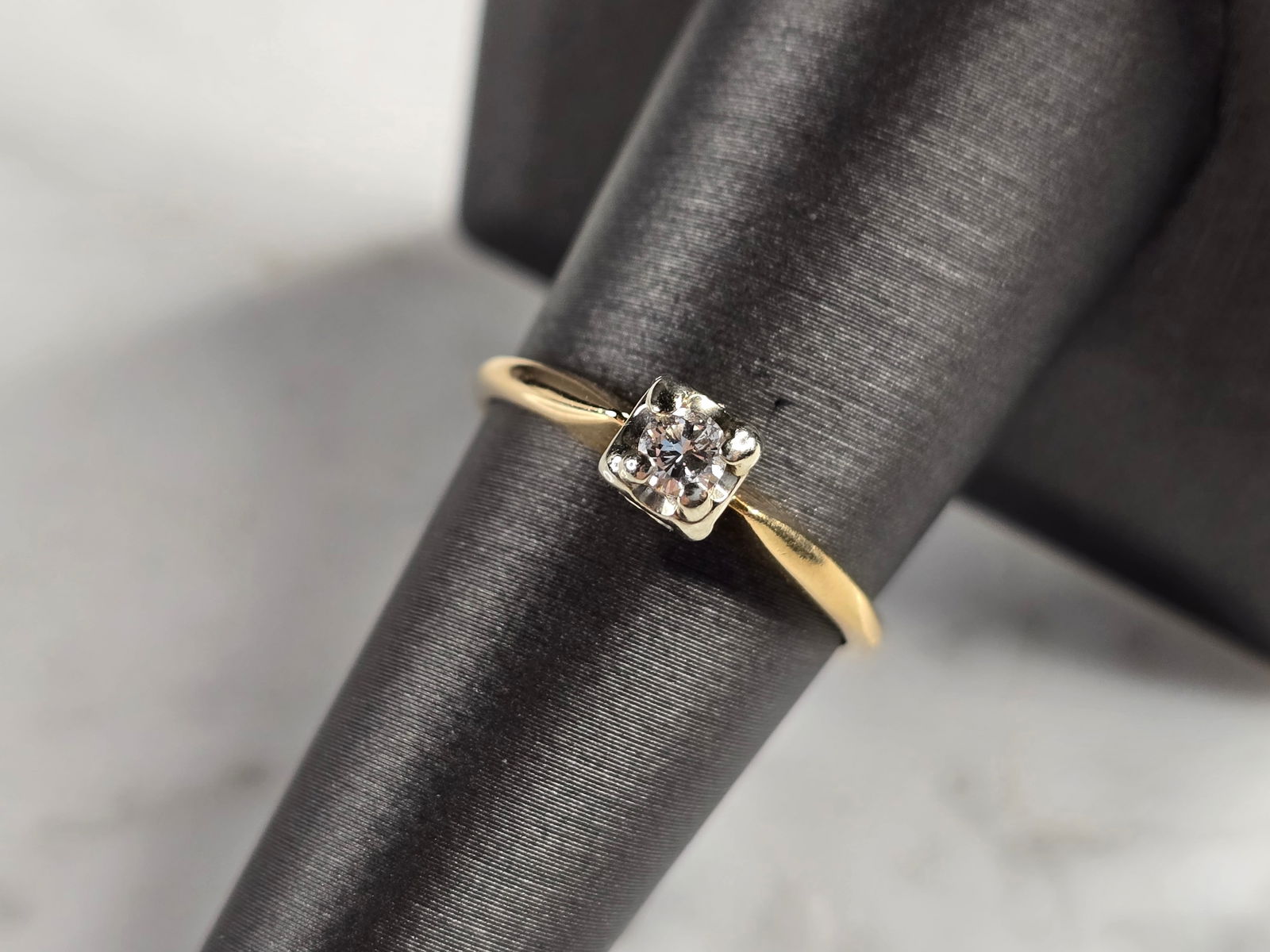 Womens Vintage Estate 10K Yellow Gold Diamond Ring: A WOMENS VINTAGE ESTATE 10K YELLOW GOLD DIAMOND RING. THE RING WEIGHS 2.4g, AND IS A SIZE 7.5. THE WIDTH OF THE RING IS 3/16". THE DIAMOND IS ABOUT 0.10cts. THE RING IS NOT MARKED BUT IT HAS BEEN TEST