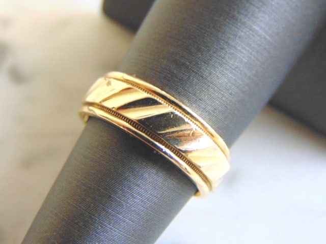 Vintage Estate 14K Yellow Gold Band Wedding Ring: FOR SALE IS A VINTAGE ESTATE 14K YELLOW GOLD WEDDING BAND RING THAT WEIGHS 5.6g. THE RING SIZE IS A 6, AND THE WIDTH IS 1/4". ANY QUESTIONS PLEASE DON'T HESITATE TO ASK. THIS MAKES A GREAT GIFT FOR TH