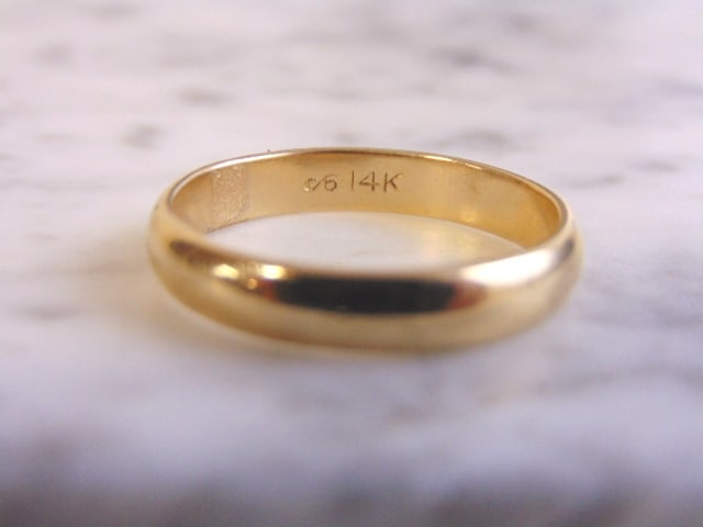 Vintage Estate 14K Yellow Gold Band Wedding Ring (1 of 2)