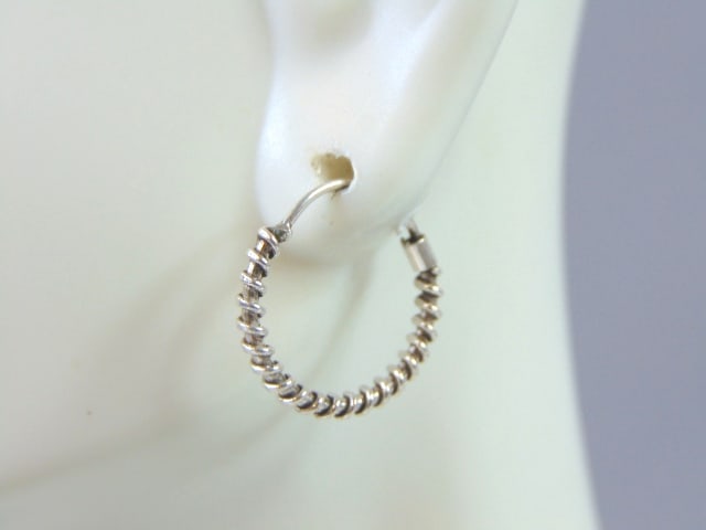 Womens Vintage Estate Sterling Silver Hoop Earrings: A PAIR OF WOMENS STERLING SILVER HOOP EARRINGS. EARRINGS WEIGH 1.3g AND MEASURES 5/8" IN DIAMETER. ANY OTHER QUESTIONS, PLEASE DO NOT HESITATE TO ASK. BE SURE TO CHECK OUT SOME OF MY OTHER GREAT ITEMS