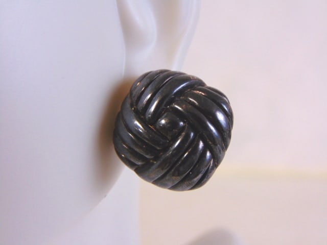 Womens Vintage Estate Sterling Silver Earrings: A PAIR OF WOMENS VINTAGE ESTATE STERLING SILVER. EARRINGS WEIGH 7.5g AND MEASURES 5/8" LONG BY 3/4" WIDE. ANY OTHER QUESTIONS, PLEASE DO NOT HESITATE TO ASK. BE SURE TO CHECK OUT SOME OF MY OTHER GREA