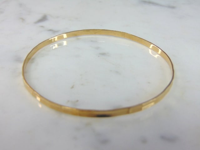 Womens Vintage Estate 17K Yellow Gold Bangle Bracelet: FOR SALE IS A WOMEN'S VINTAGE ESTATE 17K YELLOW GOLD BANGLE BRACELET. THE INSIDE CIRCUMFERENCE OF THE BRACELET MEASURES ABOUT 7 1/2" AND ABOUT 1/8" WIDE. BRACELET WEIGHS 4.8g. THIS WOULD MAKE A LOVELY