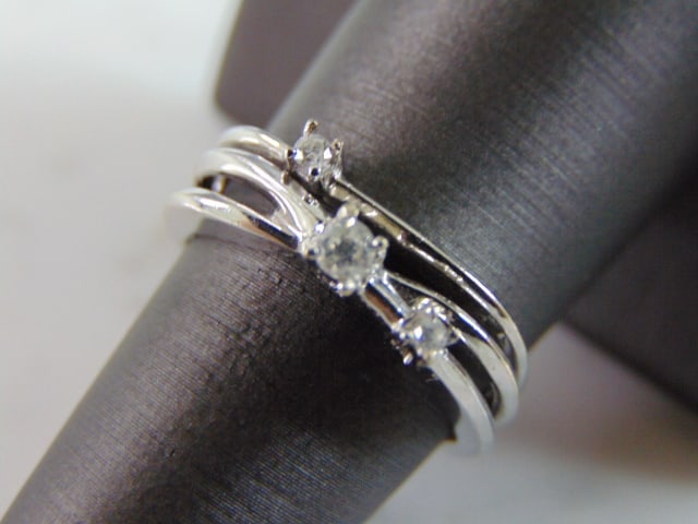 Womens Estate 14K White Gold Diamond Ring: FOR SALE IS THIS WONDERFUL WOMENS 14K WHITE GOLD DIAMOND RING WITH ABOUT .22cts OF DIAMONDS. THE RING WEIGHS 4.6g, AND IS A SIZE 7.5. RING IS MARKED 14K. ANY QUESTIONS PLEASE DO NOT HESITATE TO ASK. B