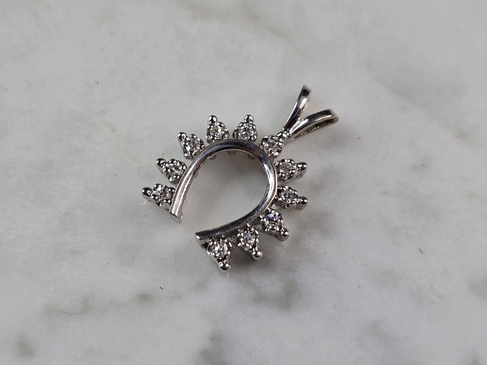 Womens Vintage Estate 14K White Gold Diamond Lucky Horseshoe Pendant: A WOMENS VINTAGE ESTATE 14K WHITE GOLD DIAMOND LUCKY HORSESHOE PENDANT. PENDANT MEASURES 3/4" LONG BY 5/8" WIDE. TOTAL WEIGHT OF THE PENDANT IS 2.0g. THERE ARE 11 DIAMONDS TOTALING ABOUT 0.22cts. PEND