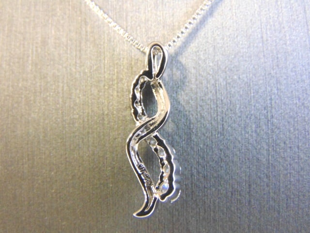 Womens Vintage Sterling Silver CZ Pendant W/ Necklace: A BEAUTIFUL VINTAGE ESTATE WOMENS .925 STERLING SILVER CZ PENDANT WITH NECKLACE . THE PENDANT MEASURES 1" BY 1/4", NECKLACE MEASURES 18 1/8" AND WEIGHS 4.1g. WOULD MAKE A GREAT GIFT FOR THAT SPECIAL S