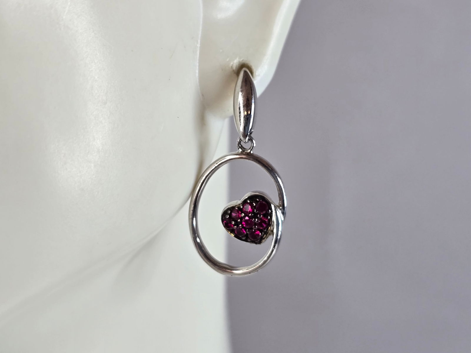 Womens Estate Sterling Silver Ruby Colored Heart Earrings: A PAIR OF WOMENS ESTATE STERLING SILVER RUBY COLORED EARRINGS. EARRINGS WEIGH 3.0g, AND MEASURE 1" LONG BY 1/2" WIDE. ANY QUESTIONS, PLEASE DO NOT HESITATE TO ASK. BE SURE TO CHECK OUT SOME OF MY
