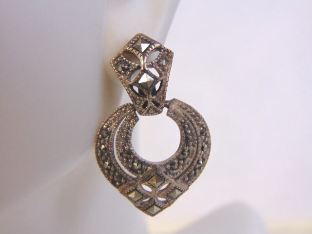 Womens Vintage Estate Sterling Silver Earrings: WOMENS VINTAGE ESTATE STERLING SILVER EARRINGS. EARRINGS MEASURE 1 1/4" LONG BY 3/4" WIDE AND WEIGHS 7.7g. WOULD MAKE A LOVELY GIFT FOR THAT SOMEONE SPECIAL. BE SURE TO CHECK OUT SOME OF MY OTHER