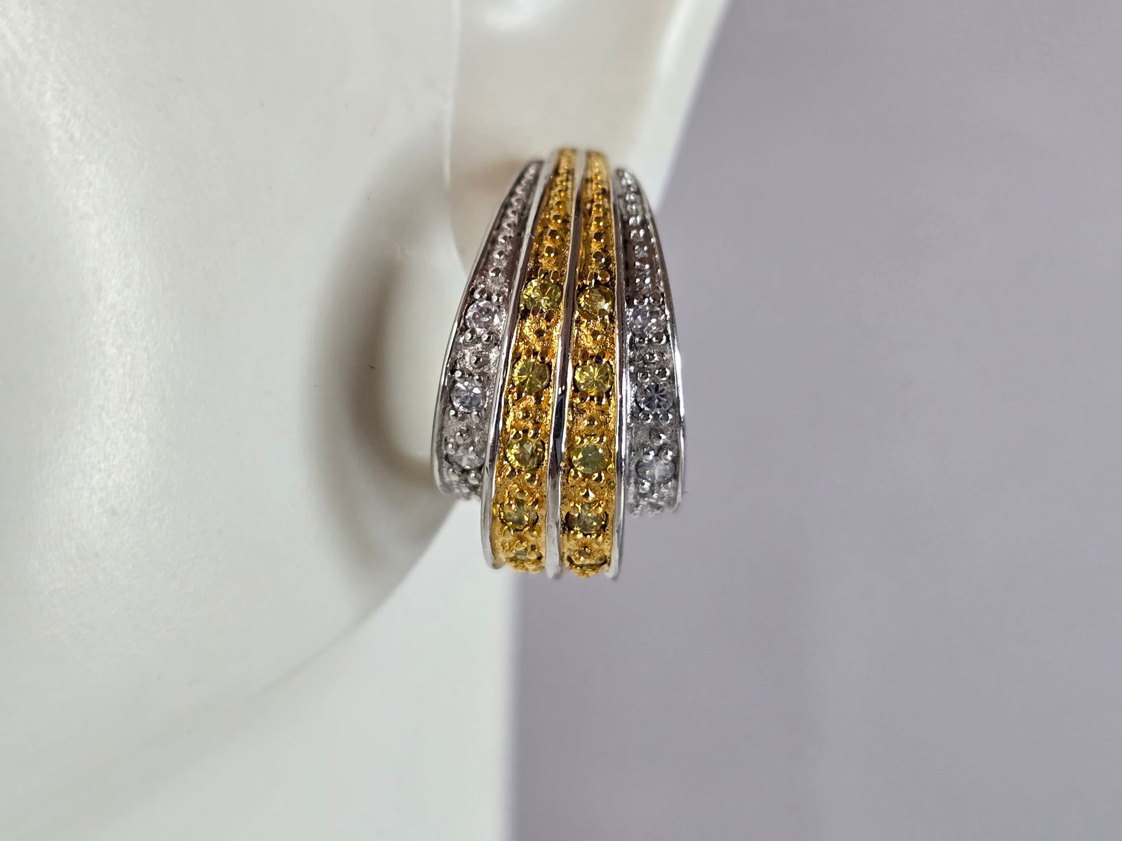 Womens Vintage Estate Sterling Silver Gold Tone Modernist Earrings: A PAIR OF WOMENS STERLING SILVER GOLD TONE MODERNIST EARRINGS. EARRINGS WEIGH 5.9g, AND MEASURE 5/8" BY 3/8". ANY QUESTIONS, PLEASE DO NOT HESITATE TO ASK. BE SURE TO CHECK OUT SOME OF MY OTHER