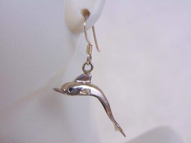 Womens Vintage Estate Sterling Silver Dolphin Earrings: A PAIR OF WOMENS STERLING SILVER DOLPHIN EARRINGS. EARRINGS WEIGH 3.5g AND MEASURES 1 1/2" LONG BY 1 1/8" WIDE. ANY OTHER QUESTIONS, PLEASE DO NOT HESITATE TO ASK. BE SURE TO CHECK OUT SOME OF