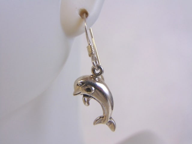 Womens Vintage Estate Sterling Silver Dolphin Earrings: A PAIR OF WOMENS STERLING SILVER DOLPHIN EARRINGS. EARRINGS WEIGH 3.3g AND MEASURES 1 1/4" LONG BY 3/4" WIDE. ANY OTHER QUESTIONS, PLEASE DO NOT HESITATE TO ASK. BE SURE TO CHECK OUT SOME OF