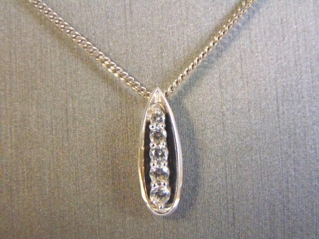 Womens Vintage Estate CZ Stones Pendant W/ Necklace: A BEAUTIFUL VINTAGE ESTATE WOMEN'S .925 STERLING SILVER CZ STONES PENDANT WITH NECKLACE . THE PENDANT MEASURES 5/8" BY 1/4" , AND WEIGHS 4.0g. NECKLACE MEASURES 17 5/8". WOULD MAKE A GREAT GIFT