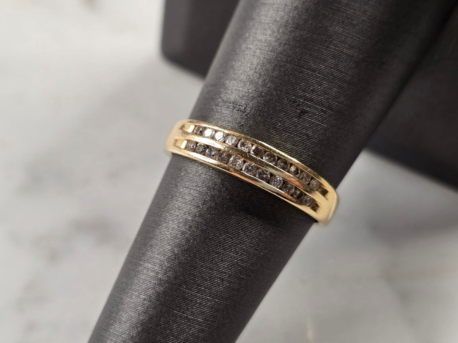 Womens Vintage Estate 14K Yellow Gold Magnolia Diamond Ring: A WOMENS VINTAGE ESTATE 14K YELLOW GOLD MAGNOLIA DIAMOND RING. THE RING WEIGHS 2.3g, AND IS A SIZE 7.25, AND IS ABOUT 3/16" WIDE. THE RING HAS ABOUT .22cts OF DIAMONDS IN IT. RING IS MARKED ON THE INS