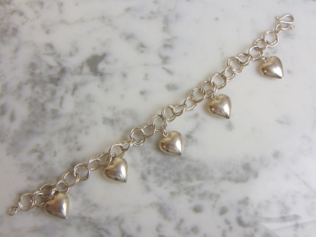 Womens Vintage Sterling Silver Heart Charm Bracelet: FOR SALE IS A LOVELY VINTAGE ESTATE .925 STERLING SILVER HEART CHARM BRACELET THAT MEASURES 7" LONG FROM THE CLASP, 3/8" WIDE, AND WEIGHS 14.4g. CHARMS MEASURE 3/4" BY 1/4". THIS WOULD MAKE A LOVELY G