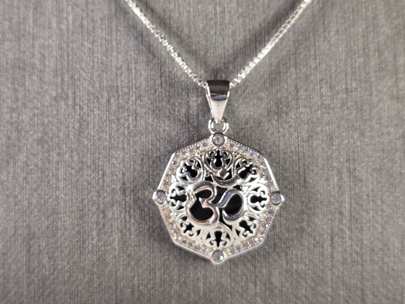 Womens Vintage Estate Sterling Silver Hindu Om Pendant W/ Necklace: A WOMEN'S VINTAGE ESTATE STERLING SILVER HINDU OM PENDANT WITH NECKLACE. THE PENDANT MEASURES 1 1/8" LONG BY 3/4" WIDE, NECKLACE MEASURES 18". TOTAL WEIGHT IS 5.6g. WOULD MAKE A GREAT GIFT FOR THAT SP