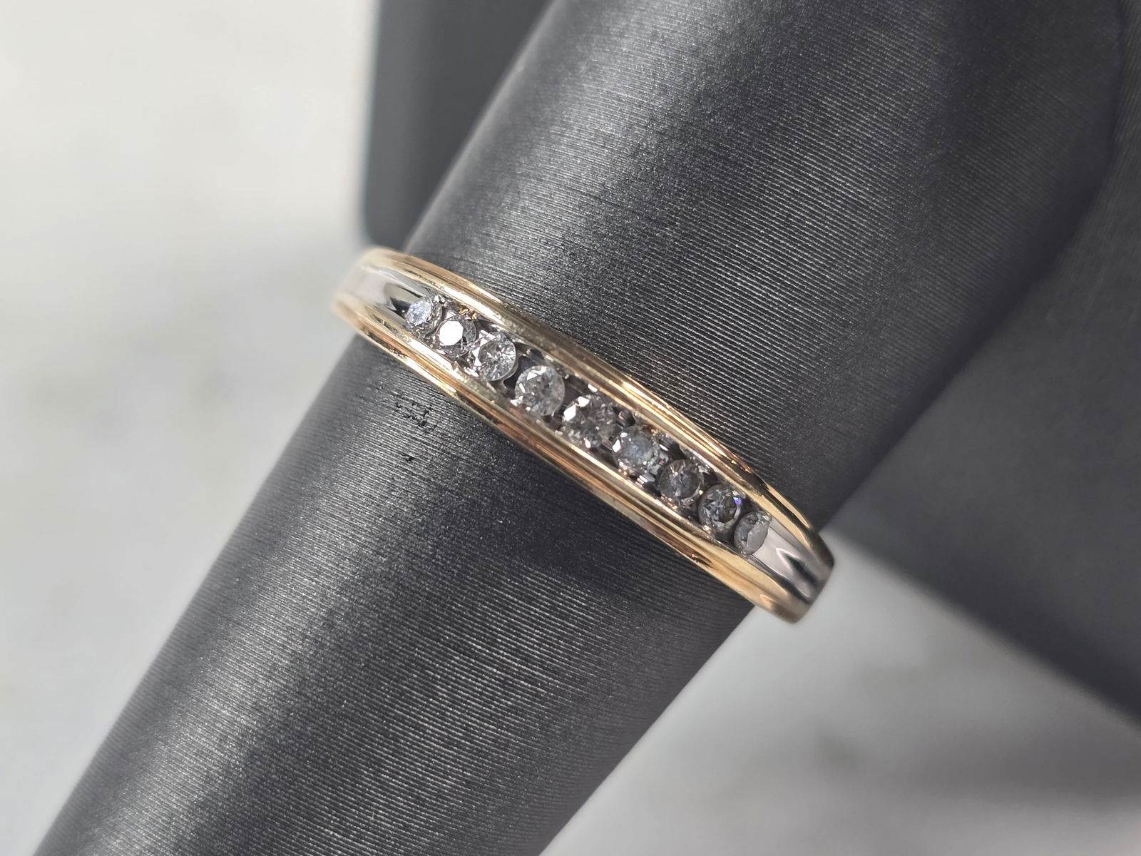 Womens Vintage Estate 10K Yellow Gold Diamond Ring: A WOMENS VINTAGE ESTATE 10K YELLOW GOLD DIAMOND RING. THE RING WEIGHS 2.6g, AND IS A SIZE 8.75. THE WIDTH OF THE RING IS 1/8". THE RING HAS 9 TINY DIAMONDS IN IT. RING IS MARKED ON THE INSIDE OF THE B