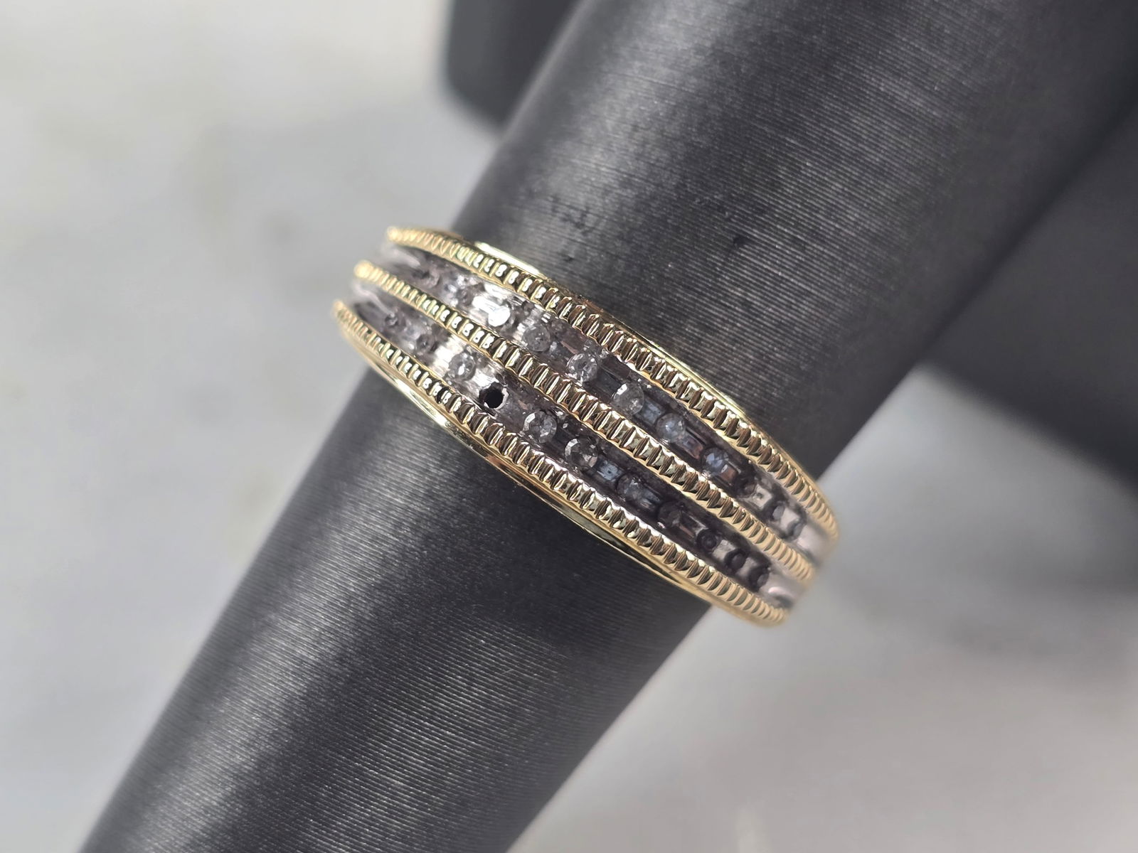 Womens Vintage Estate 10K Yellow Gold Diamond MOM Heart Ring: A WOMENS VINTAGE ESTATE 10K YELLOW GOLD DIAMOND MOM HEART RING. THE TOTAL WEIGHT IS 3.0g, AND IS A SIZE 7.0. RING HAS 21 TINY DIAMONDS, AND IS ABOUT 1/4" WIDE. AS YOU MAY BE ABLE TO SEE THERE IS ONE D