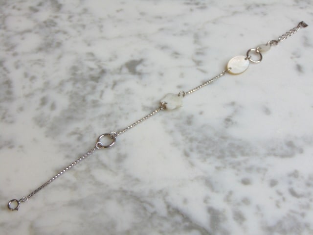 Womens Vintage Estate Sterling Silver Charm Bracelet: FOR SALE IS A LOVELY VINTAGE ESTATE .925 STERLING SILVER CHARM BRACELET THAT MEASURES 7 7/8" LONG BY 1/2" WIDE AND WEIGHS 3.5g. THIS WOULD MAKE A LOVELY GIFT FOR THAT SOMEONE SPECIAL. ANY QUESTIONS, P