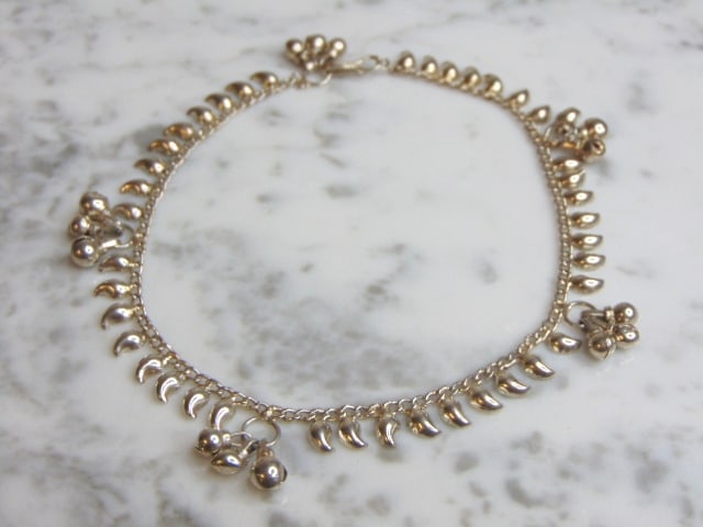Womens Vintage Estate Sterling Silver Charm Bracelet: FOR SALE IS A LOVELY VINTAGE ESTATE .925 STERLING SILVER CHARM BRACELET THAT MEASURES 11" LONG BY 3/8" WIDE AND WEIGHS 14.5g. THIS WOULD MAKE A LOVELY GIFT FOR THAT SOMEONE SPECIAL. ANY QUESTIONS, PLE