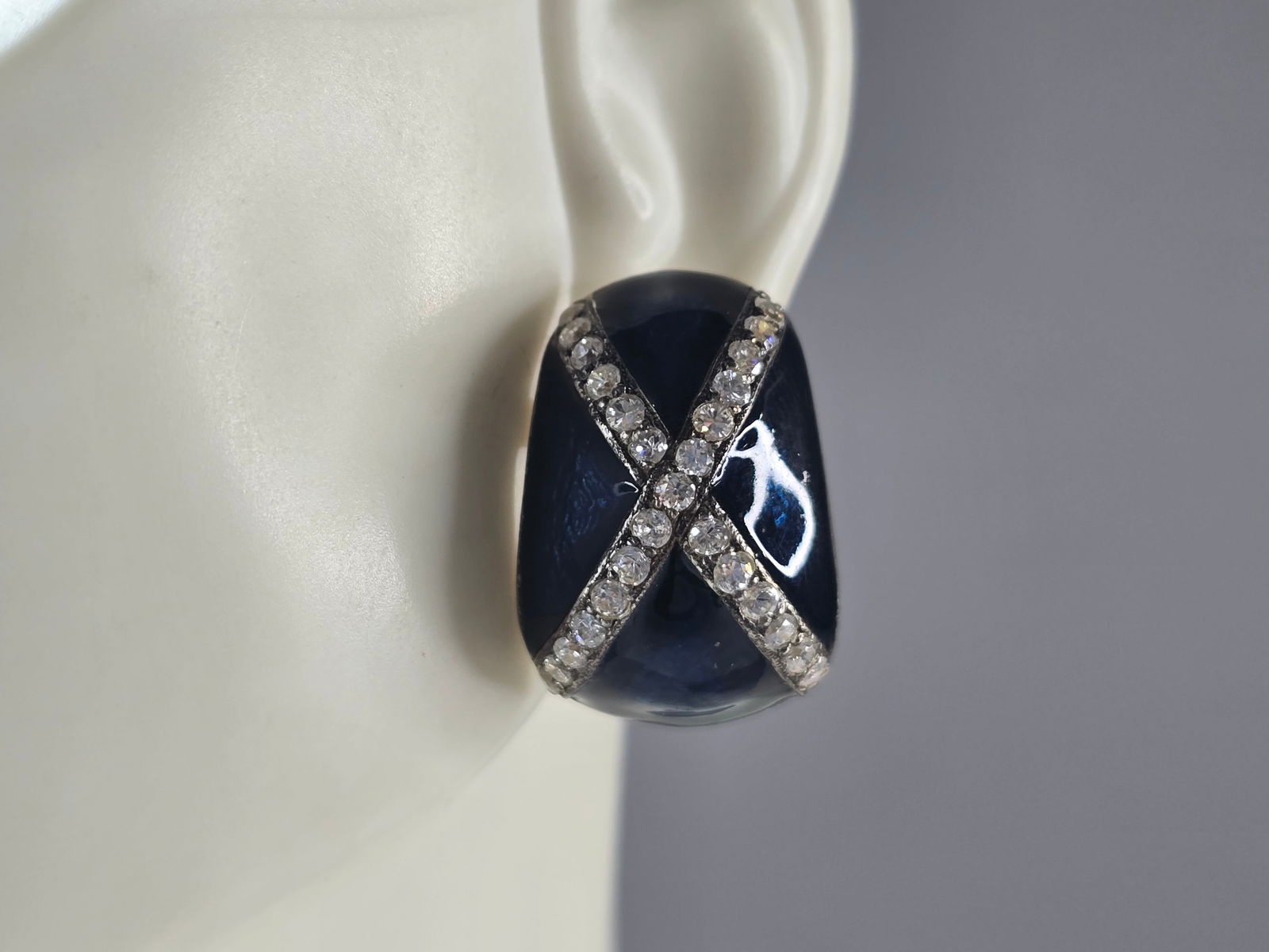 Womens Vintage Estate Sterling Silver Enamel Earrings: A PAIR OF WOMENS VINTAGE ESTATE STERLING SILVER AND ENAMEL EARRINGS. THE EARRINGS WEIGH 15.7g, AND MEASURE 3/4" BY 5/8". MAKES A LOVELY GIFT FOR THAT SOMEONE SPECIAL. ANY QUESTIONS, PLEASE DON'T HESIT