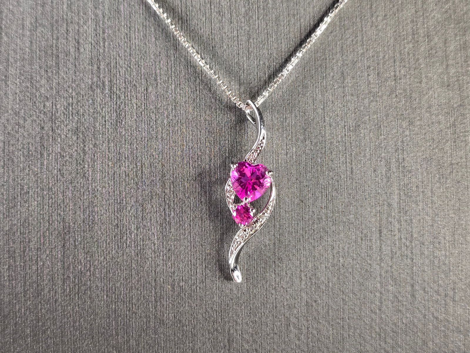 Womens Vintage Estate Sterling Silver Heart Pendant W/ Necklace: A BEAUTIFUL WOMENS VINTAGE ESTATE STERLING SILVER MODERNIST HEART PENDANT WITH NECKLACE. THE PENDANT MEASURES 1" BY 5/16". NECKLACE MEASURES 18" AND TOGETHER THEY WEIGH 3.3g. WOULD MAKE A GREAT GIFT F