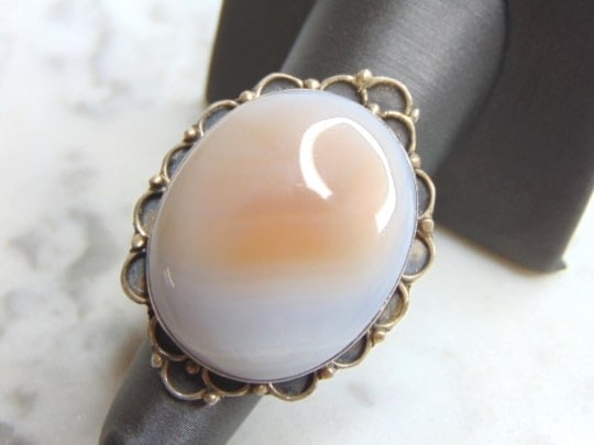 Womens Vintage Sterling Silver Chalcedony Stone Ring: FOR SALE IS THIS WONDERFUL WOMENS VINTAGE ESTATE STERLING SILVER CHALCEDONY STONE RING. NOT SURE IF STONE IS REAL OR MAN MADE. THE RING WEIGHS 13.4g, AND IS A SIZE 7. ANY QUESTIONS PLEASE DO NOT HESIT