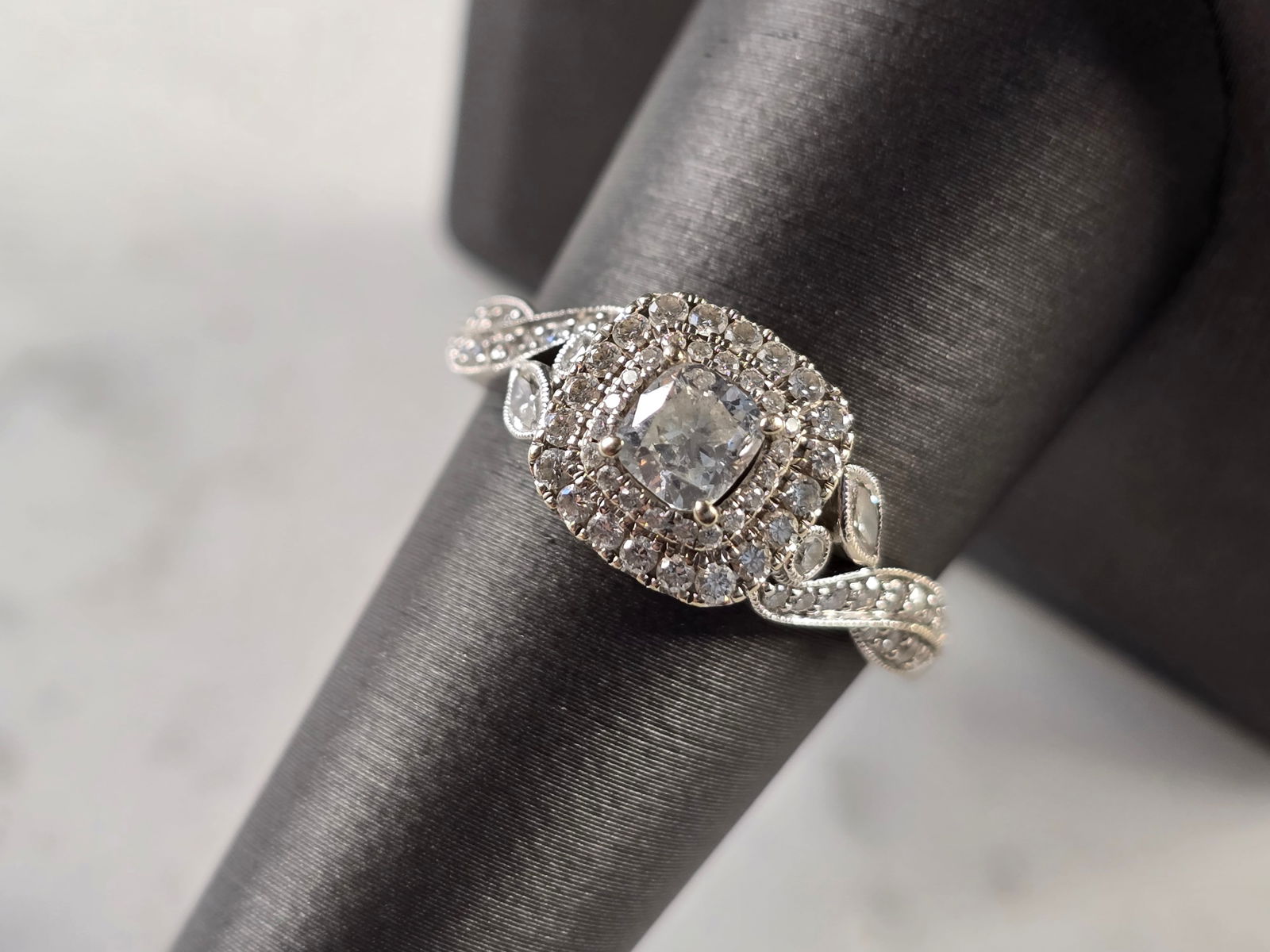 Womens Vintage Estate 14k White Gold Neil Lane Diamond Ring: A WOMENS VINTAGE ESTATE 14K WHITE GOLD DIAMOND RING DESIGNED BY NEIL LANE. THE RING WEIGHS 5.1g, AND IS A SIZE 8.75. THE CARAT WEIGHT OF THE DIAMONDS ARE ABOUT .73cts. CENTER DIAMOND IS ABOUT 0.33cts.