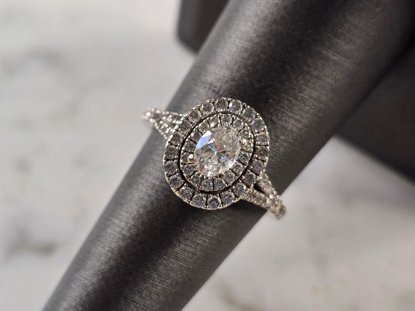 Womens Vintage Estate 14k White Gold Neil Lane Diamond Ring: A WOMENS VINTAGE ESTATE 14K WHITE GOLD DIAMOND RING DESIGNED BY NEIL LANE. THE RING WEIGHS 4.5g, AND IS A SIZE 6.5. THE CARAT WEIGHT OF THE DIAMONDS ARE ABOUT .99cts. CENTER DIAMOND IS ABOUT 0.50cts.