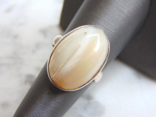Womens Vintage Sterling Silver Chalcedony Stone Ring: FOR SALE IS THIS WONDERFUL WOMENS VINTAGE ESTATE STERLING SILVER CHALCEDONY STONE RING. NOT SURE IF STONE IS REAL OR MAN MADE. THE RING WEIGHS 6.3g, AND IS A SIZE 7.5. ANY QUESTIONS PLEASE DO NOT HESI