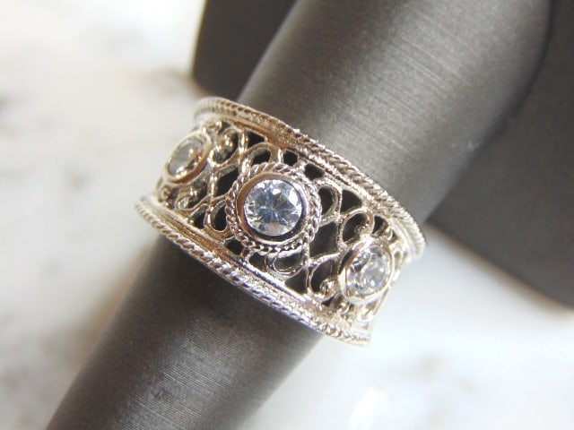 Womens Vintage Estate Sterling Silver CZ Stones Ring: FOR SALE IS THIS WONDERFUL WOMENS VINTAGE ESTATE STERLING SILVER CZ STONE HEART RING. NOT SURE IF STONES ARE REAL OR MAN MADE. THE RING WEIGHS 5.6g, AND IS A SIZE 7.75. ANY QUESTIONS PLEASE DO NOT HES