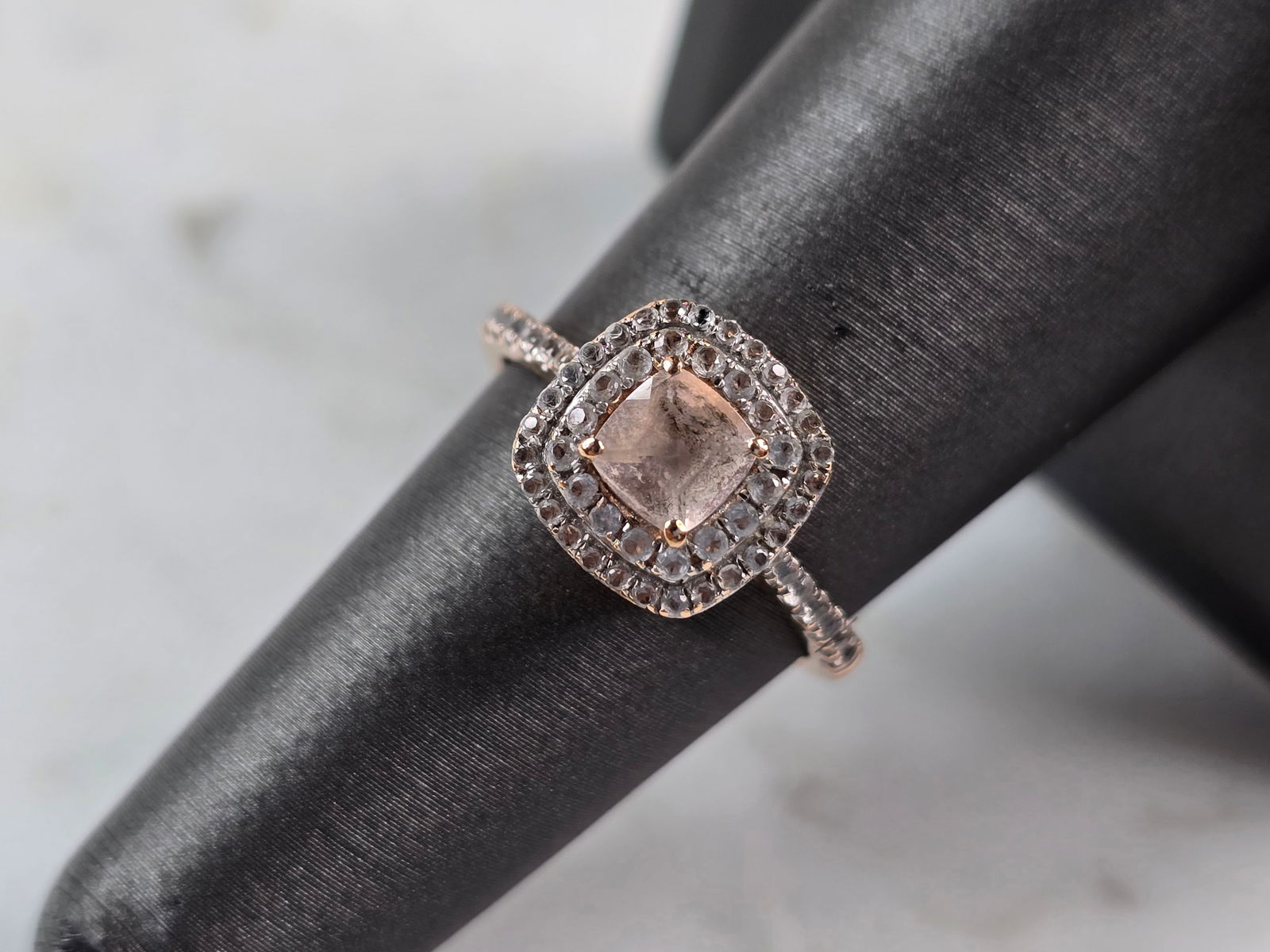 Womens Vintage Estate 10k Rose Gold Pink Quartz Diamond Ring: A WOMENS VINTAGE ESTATE 10k ROSE GOLD PINK QUARTZ DIAMOND RING. THE RING WEIGHS 2.2g AND IS A SIZE 6.5. NOT SURE IF THE PINK QUARTZ IS NATURAL OR MAN MADE. THE WIDTH OF THE RING IS 3/8". THERE ARE 58
