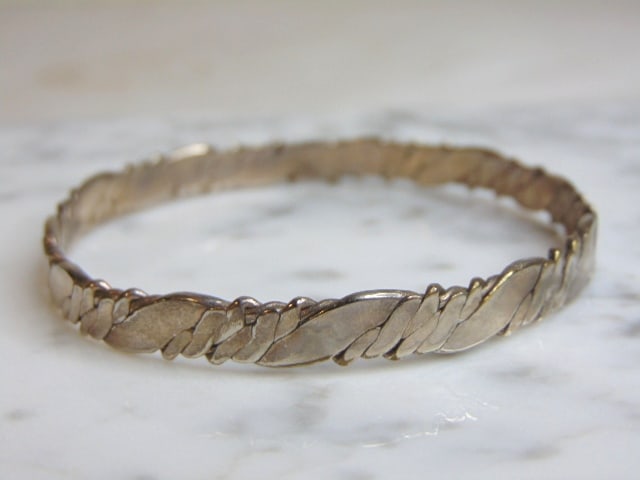 Womens Vintage Sterling Silver Modernist Bracelet: A WOMENS VINTAGE ESTATE STERLING SILVER MODERNIST BRACELET THAT MEASURES 1/4" WIDE AND WEIGHS 18.1g. THE INSIDE CIRCUMFERENCE OF THE BRACELET MEASURES ABOUT 8". ANY QUESTIONS PLEASE DO NOT HESITATE TO
