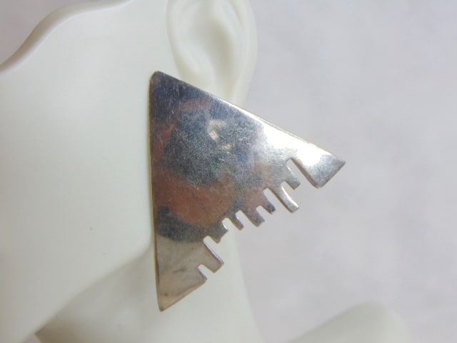Womens Vintage Sterling Silver Modernist Earrings: FOR SALE IS THIS PAIR OF WOMEN'S VINTAGE ESTATE STERLING SILVER MODERNIST EARRINGS. THE EARRINGS WEIGH 12.6g. THE EARRINGS MEASURE 1 5/8" IN LENGTH AND 2" IN WIDTH. MAKES A LOVELY GIFT FOR THAT SOMEON