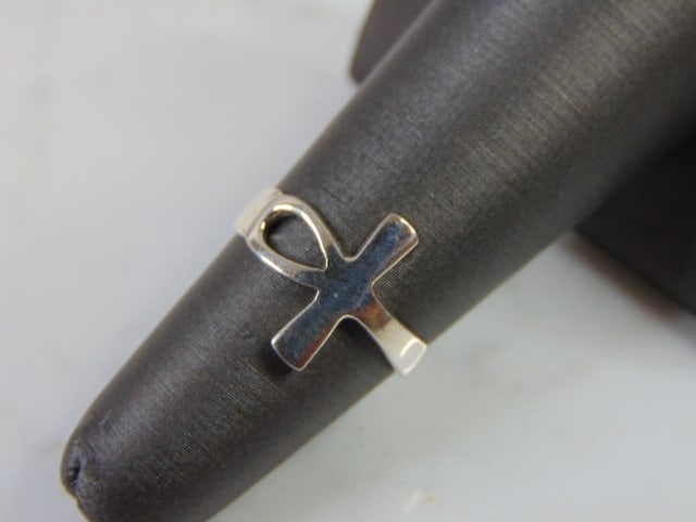 Womens Vintage Estate Sterling Silver Ankh Ring: A WOMENS VINTAGE ESTATE STERLING SILVER ANKH RING. THE RING SIZE IS A 4.75 AND WEIGHS 1.5g. MAKES A GREAT GIFT FOR THAT SPECIAL SOMEONE. IF ANY QUESTIONS, PLEASE ASK. BE SURE TO CHECK OUT OUR OTHER IT