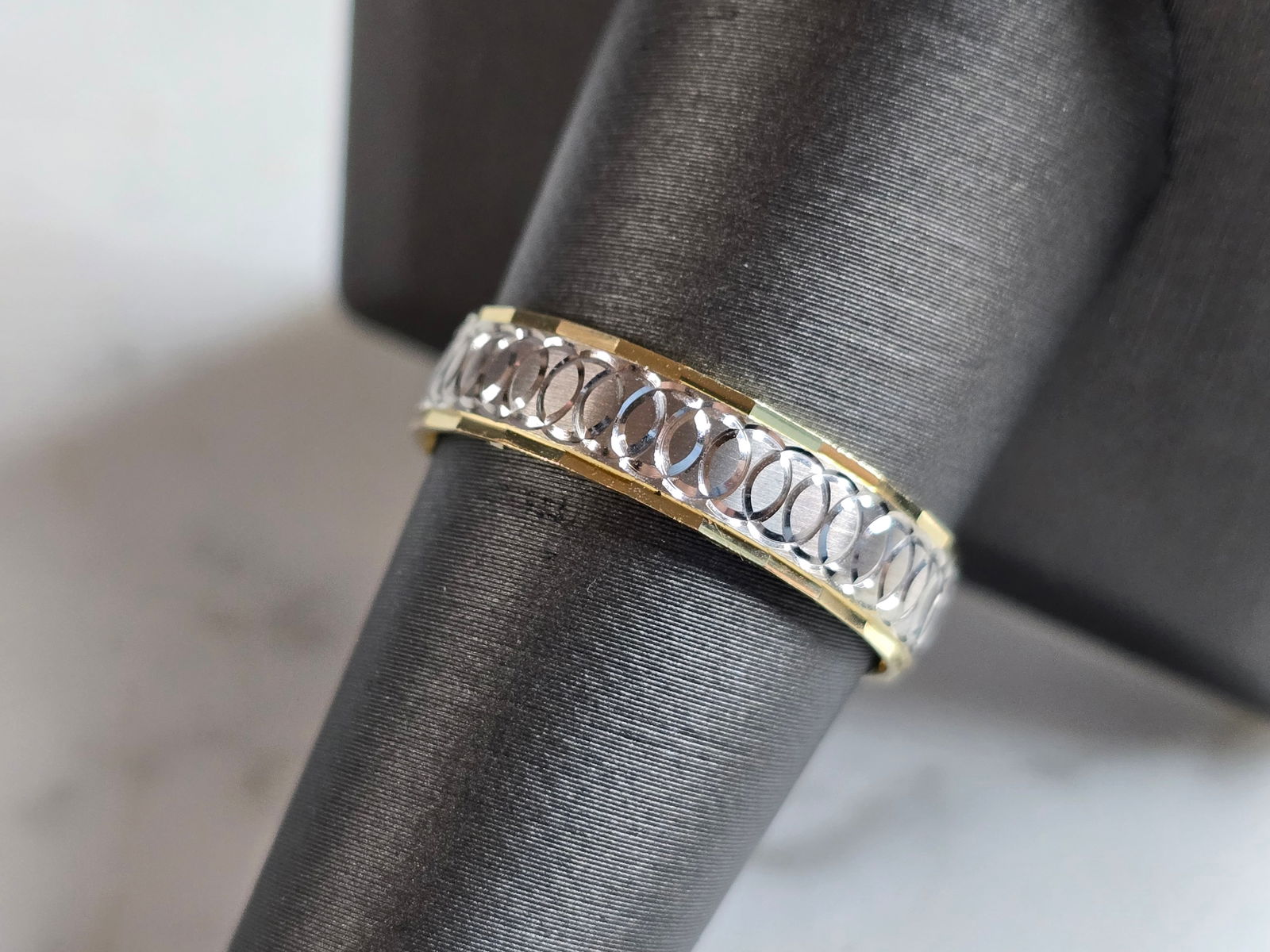 Mens Vintage Estate 14K Yellow & White Gold Wedding Band Ring: MENS VINTAGE ESTATE 14K WHITE & YELLOW GOLD WEDDING BAND RING. THE RING WEIGHS 3.5g AND IS A SIZE 9.0. THE WIDTH OF THE RING IS 3/16". RING IS MARKED " MGR, 585". ANY QUESTIONS PLEASE DO NOT HESITATE