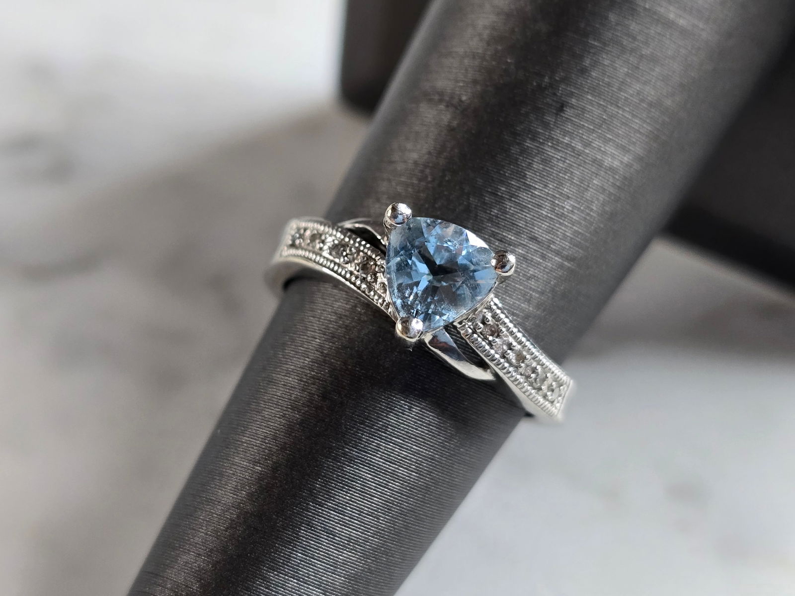 Womens Vintage Estate 10K White Gold Aqua Diamond Ring (1 of 6)