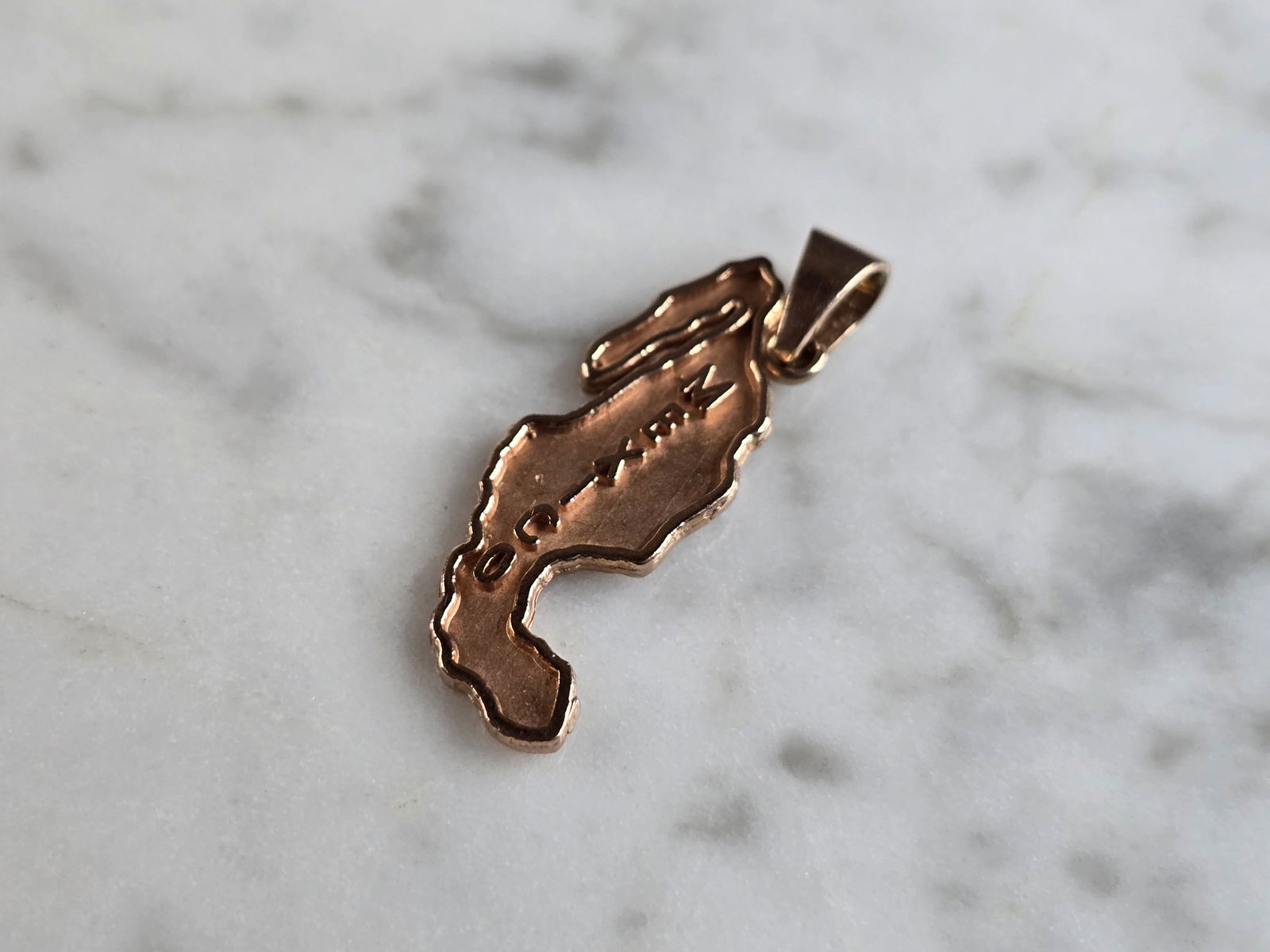Womens Vintage Estate 10K Rose Gold Mexico Pendant: A WOMENS VINTAGE ESTATE 10K ROSE GOLD MEXICO PENDANT. THE TOTAL WEIGHT IS 1.7g. THE PENDANT MEASURES 1" LONG BY 5/8" WIDE. PENDANT IS MARKED ON THE BALE. MAKES A GREAT GIFT FOR THAT SOMEONE SPECIAL. I