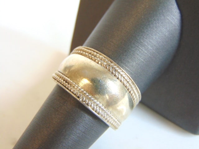 Womens Vintage Estate Sterling Silver Modernist Ring: FOR SALE IS THIS WONDERFUL WOMENS VINTAGE ESTATE STERLING SILVER MODERNIST RING. THE RING WEIGHS 6.2g, AND IS A SIZE 7.75. ANY QUESTIONS PLEASE DO NOT HESITATE TO ASK. BE SURE TO CHECK OUT SOME OF MY