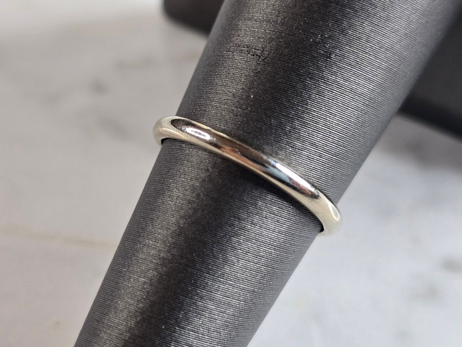 Womens Vintage 14k White Gold Frederick Goldman Wedding Ring Band: A WOMENS VINTAGE ESTATE 14k WHITE GOLD WEDDING BAND RING MADE BY FREDERICK GOLDMAN. THE RING WEIGHS 1.6g AND MEASURES 1/8" WIDE. RING IS A SIZE 6.0 AND IS STAMPED "14KP, FG". MAKES A GREAT GIFT FOR TH