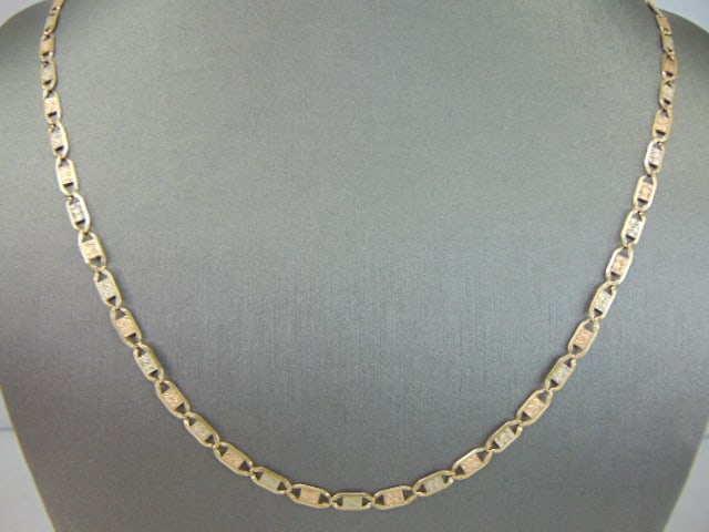 Womens Vintage14k Mixed Gold Chain Link Necklace: A WOMENS VINTAGE 14K GOLD CHAIN LINK NECKLACE THAT HAS A LOVELY MIX OF YELLOW, WHITE AND ROSE GOLD. THE TOTAL WEIGHT IS 12.5g, AND MEASURES ABOUT 24 1/2" LONG BY 1/8" WIDE. MAKES A GREAT GIFT FOR THAT