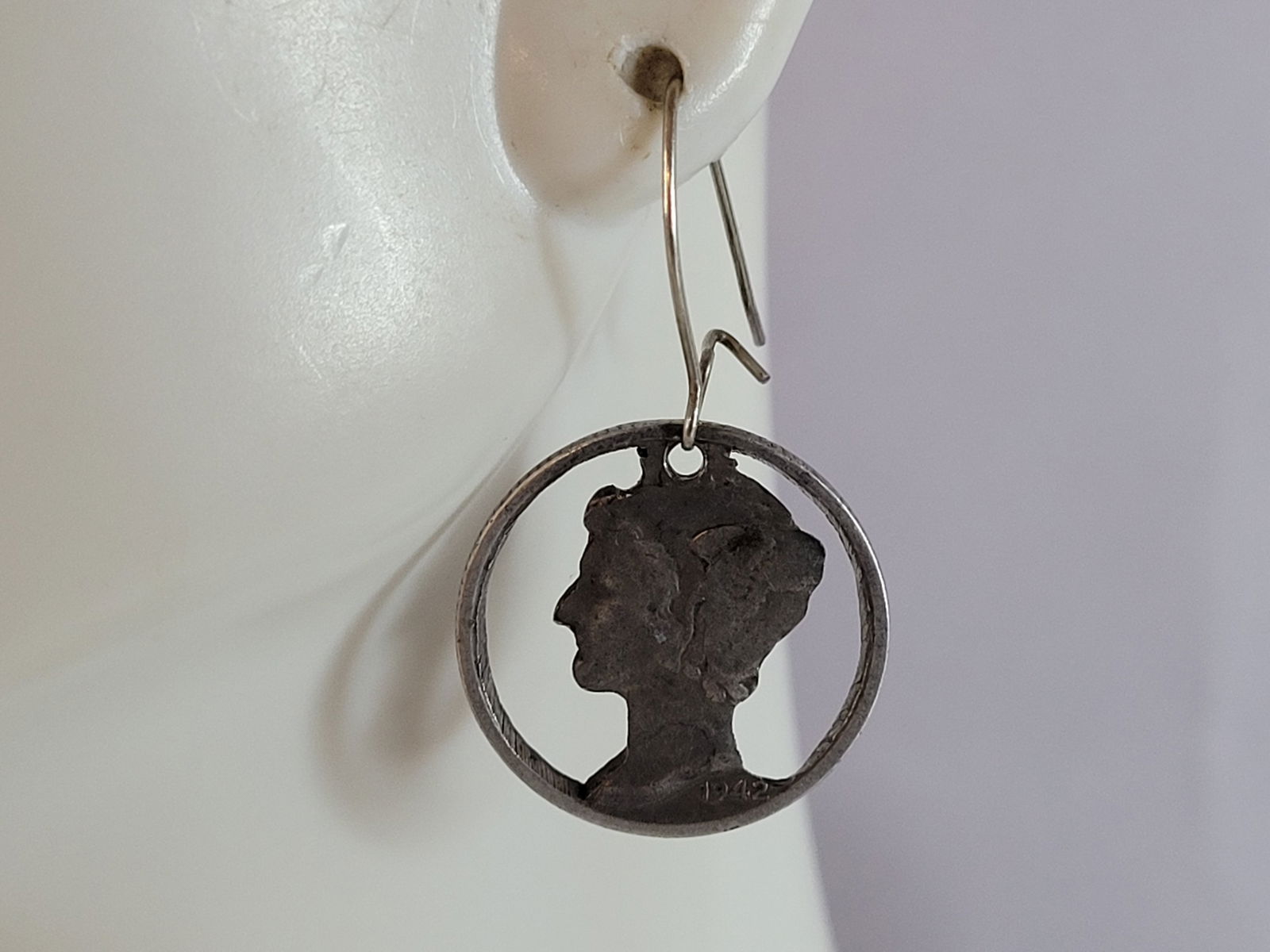Pr Womens Vintage Estate Silver Mercury Dime 1942 Earrings: A PAIR OF WOMEN'S VINTAGE ESTATE SILVER DANGLE MERCURY DIME CUT OUT EARRINGS FROM 1942. THE EARRINGS WEIGH 3.8g, AND MEASURE 1 1/4" LONG AND 3/4" WIDE. MAKES A LOVELY GIFT FOR THAT SOMEONE SPECIAL. AN