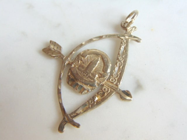 Womens Vintage Sterling Silver Bow & Arrow Pendant (1 of 2)