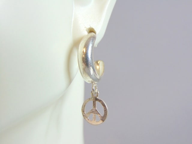 Womens Vintage Estate Sterling Silver Peace Earrings: A PAIR OF WOMENS STERLING SILVER PEACE EARRINGS. EARRINGS WEIGH 1.7g AND MEASURES 1" LONG BY 1/2" WIDE. ANY OTHER QUESTIONS, PLEASE DO NOT HESITATE TO ASK. BE SURE TO CHECK OUT SOME OF MY OTHER GREAT