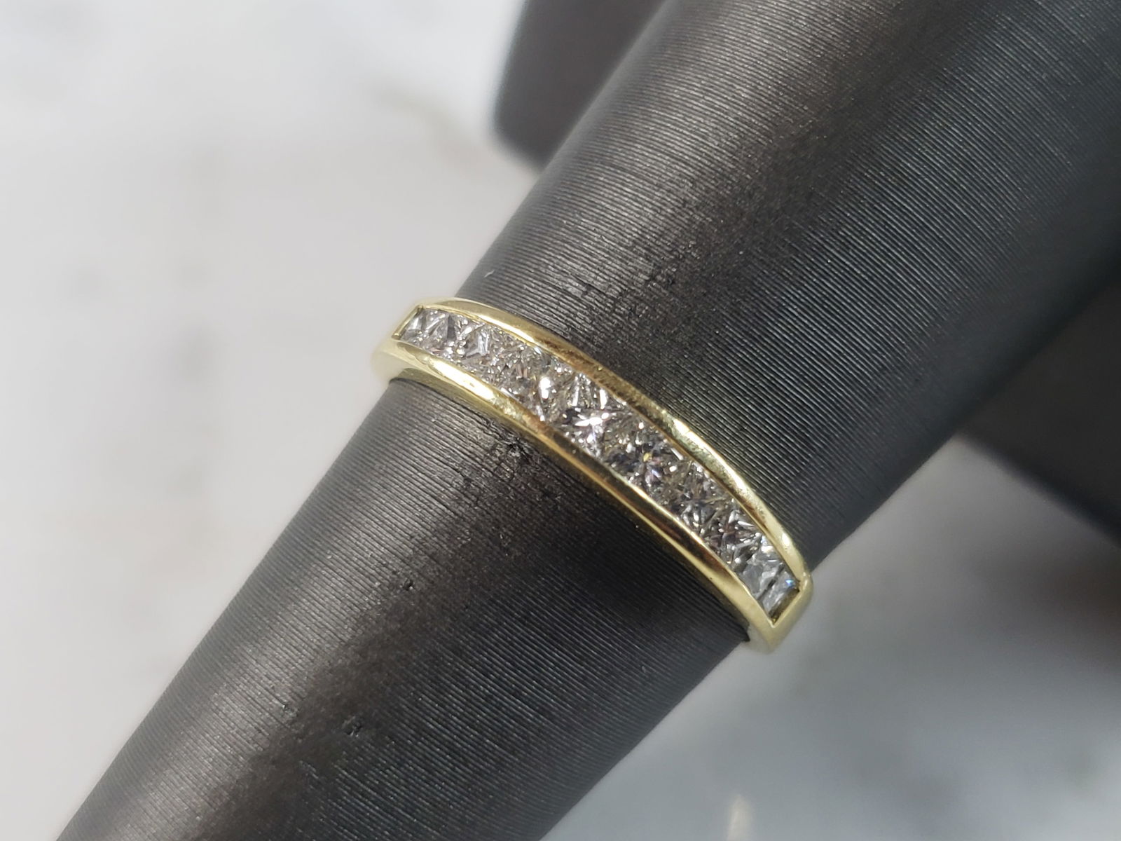 Womens Vintage Estate 14K Yellow Gold Diamond Ring: A WOMENS VINTAGE ESTATE 14K YELLOW GOLD DIAMOND RING. THE RING IS A SIZE 6.25 AND WEIGHS 2.4g. THERE ARE ABOUT .70cts OF DIAMONDS. RING IS NOT MARKED BUT IT HAS BEEN TESTED, AND IS GUARTANTEED TO BE A