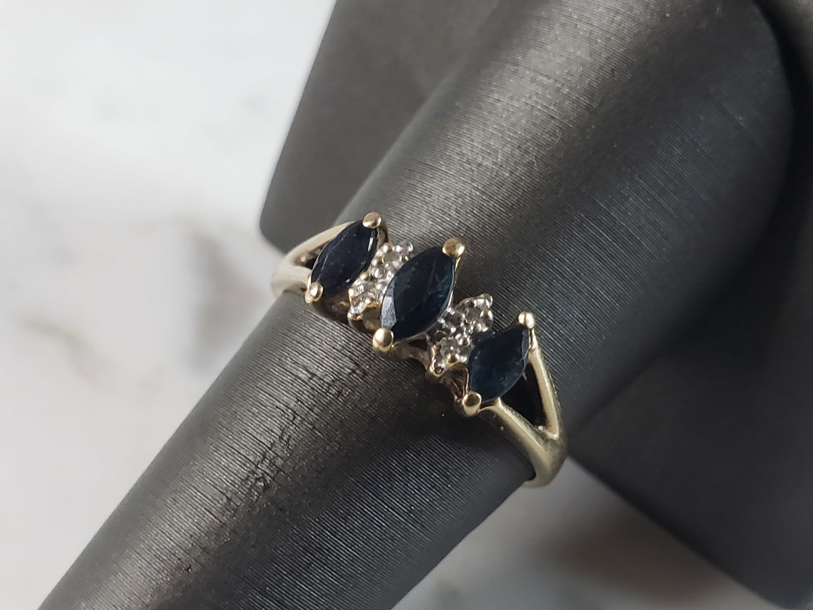 Womens Vintage Estate 14K Gold Diamond Sapphire Ring: FOR SALE IS THIS VINTAGE ESTATE 14K GOLD DIAMOND SAPPHIRE RING. THE RING WEIGHS 2.8g, AND IS A SIZE IS 8.75. THERE ARE ABOUT .04cts OF DIAMONDS. ANY OTHER QUESTIONS, PLEASE DON'T HESITATE TO ASK. BE S