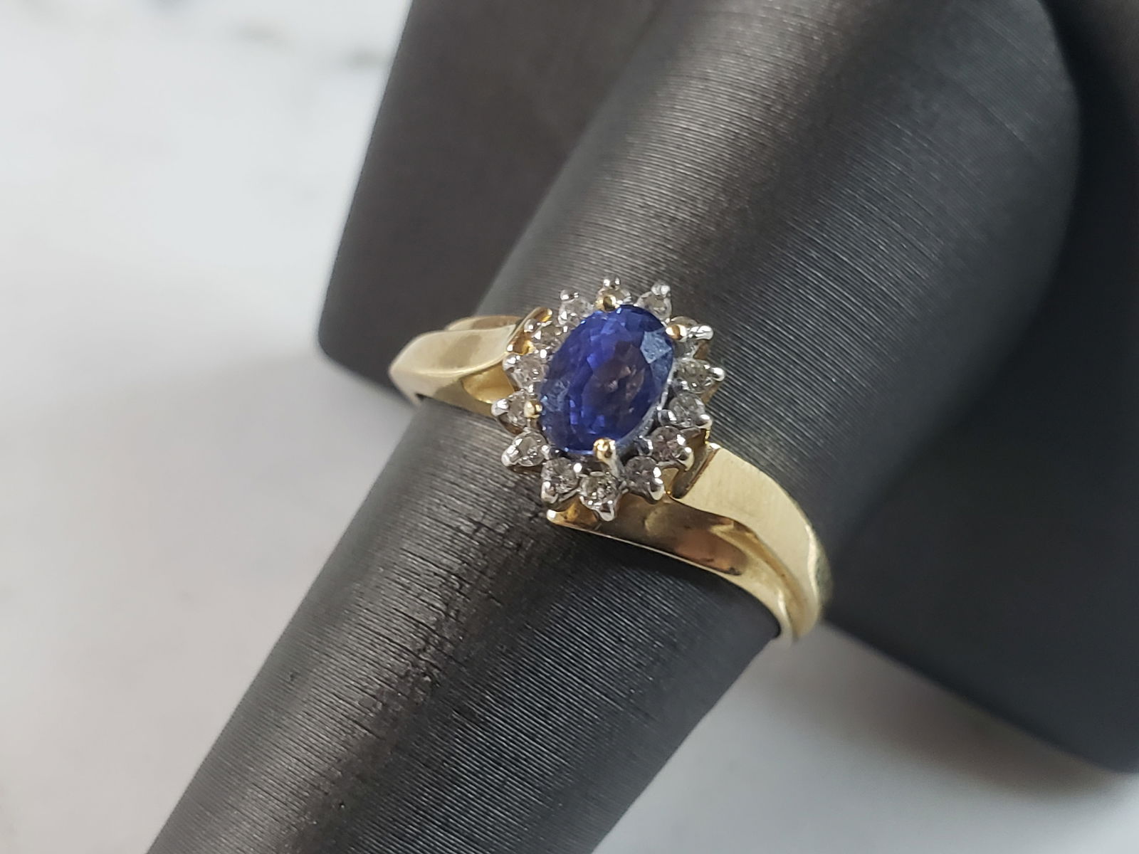 Womens Vintage Estate 14K Yellow Gold LeVian Sapphire Diamond Ring: FOR SALE IS THIS WONDERFUL WOMENS 14K YELLOW GOLD LeVIAN RING WITH A PRETTY BLUE SAPPHIRE WITH DIAMONDS. THE RING WEIGHS 3.8g AND HAS ABOUT .14cts OF DIAMONDS IN IT. THE SAPPHIRE IS ABOUT .30cts. THE
